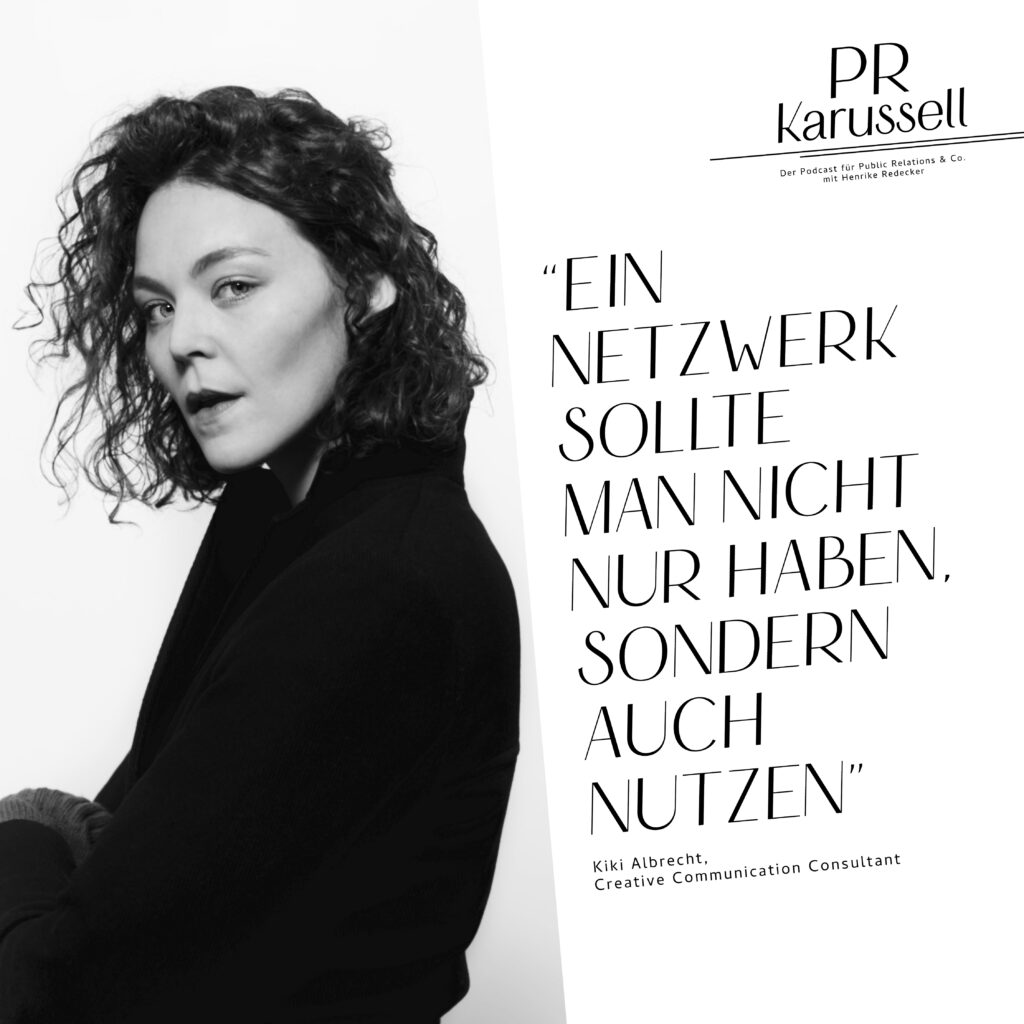 Schwarzweiß-Porträt Frau mit Locken; Text: „Ein Netzwerk sollte man nicht nur haben, sondern auch nutzen“ – Kiki Albrecht zu Gast im PR-Karussell.