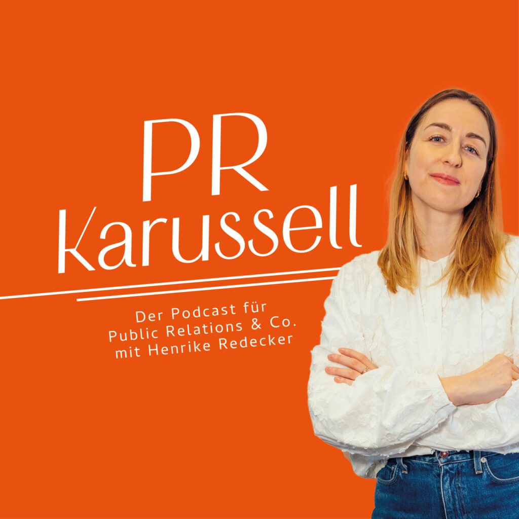 Orange Hintergrund mit Text: „PR Karussell“. „Der Podcast für Public Relations & Co. mit Henrike Redecker“.