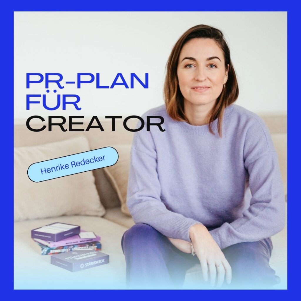 Podcast Cover von Creatorway - "PR-Plan für Creator“: Henrike Redecker sitzt auf Sofa; unten links liegen Kartenboxen, blauer Rahmen.